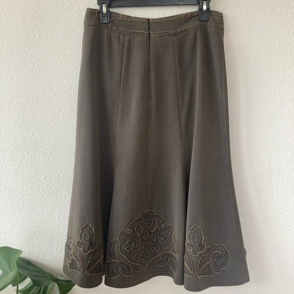 CAbi Brown A-Line Fluted Midi Skirt With Floral Applique Size 6 - Picture 8 of 9